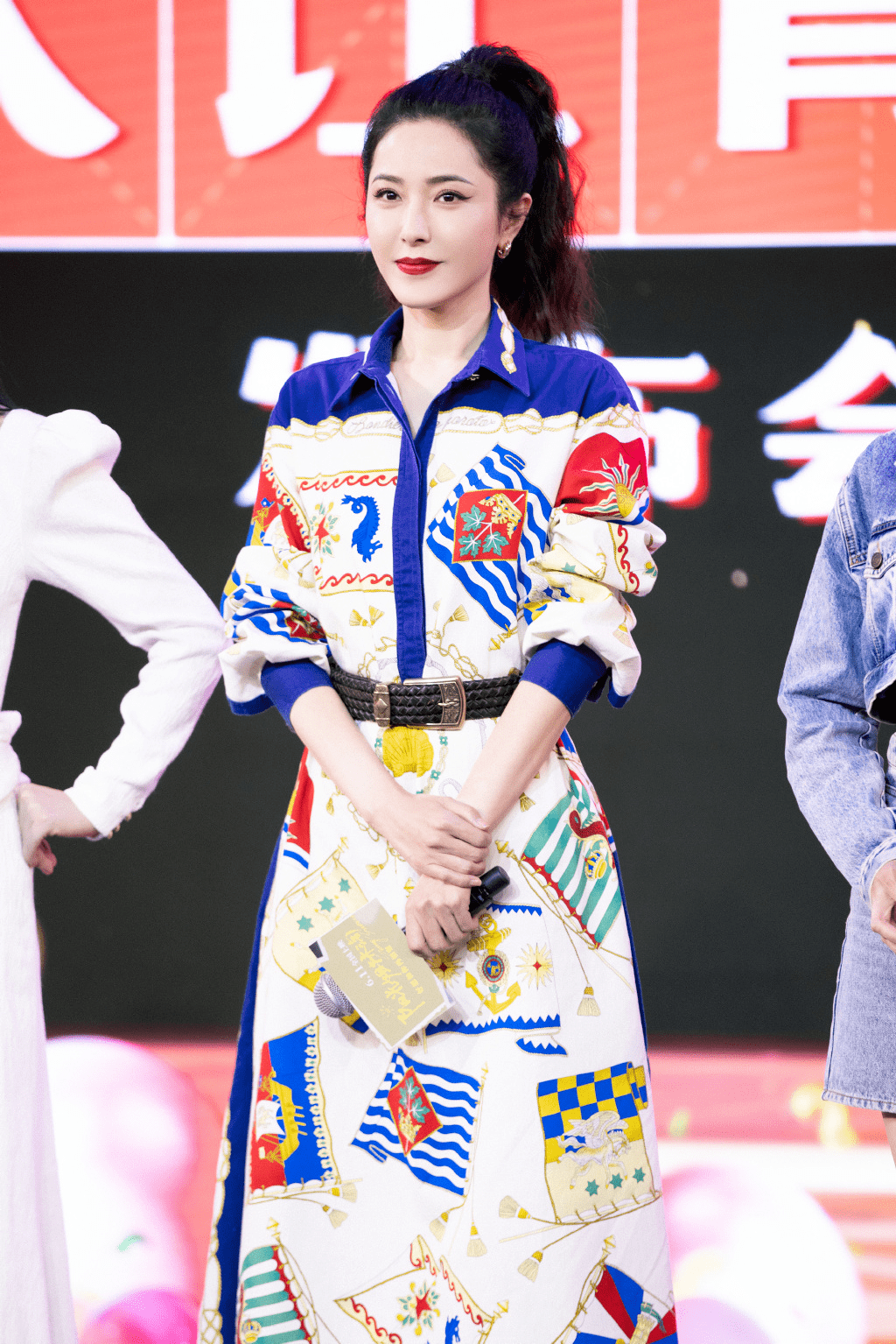 黑色|原来曾黎至今还未婚，难怪保养得那么好，身穿印花连衣裙高级减龄