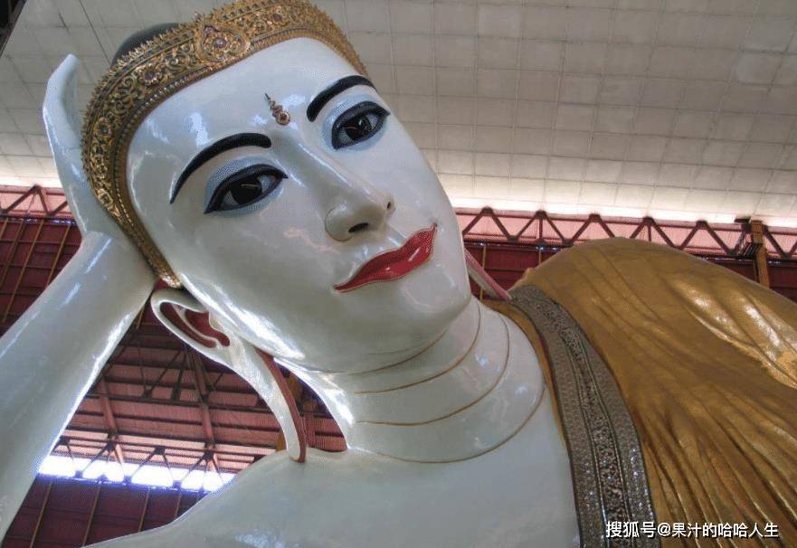东南亚最大室内卧佛，仅脚就有2人高，刻满了108种佛像图案