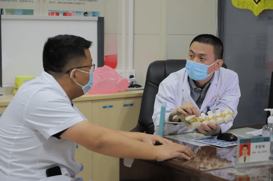 李贤坤主任常常对科室里的晚辈医生讲,要多翻阅学术