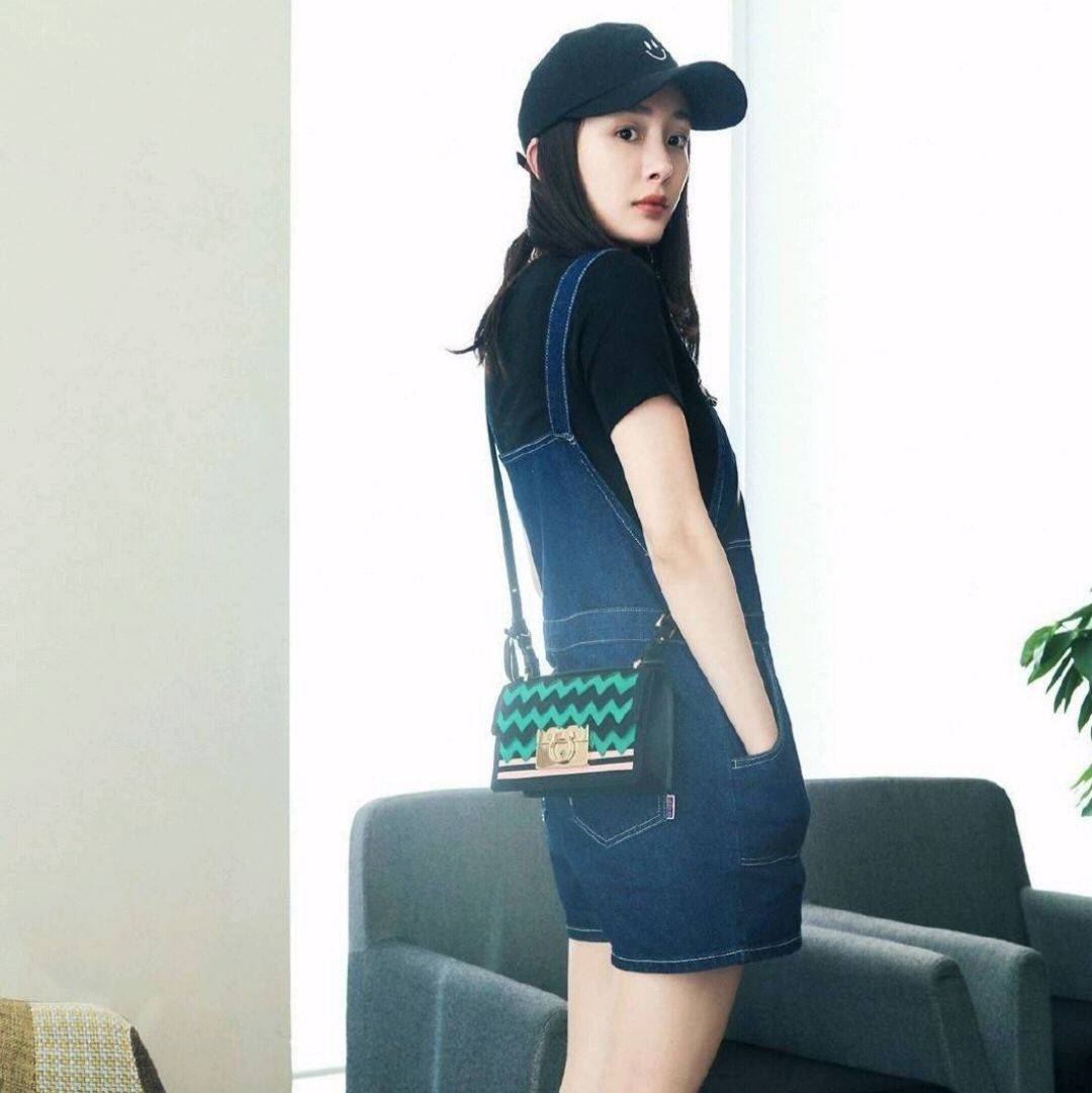 高跟鞋|杨幂的背带裙让她瞬间回到少女时代，变美秘籍瘦就对了