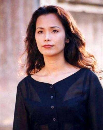 小时候|57岁韦唯为儿子庆生！穿包臀裙皮肤黝黑，儿子感恩时却从不提父亲