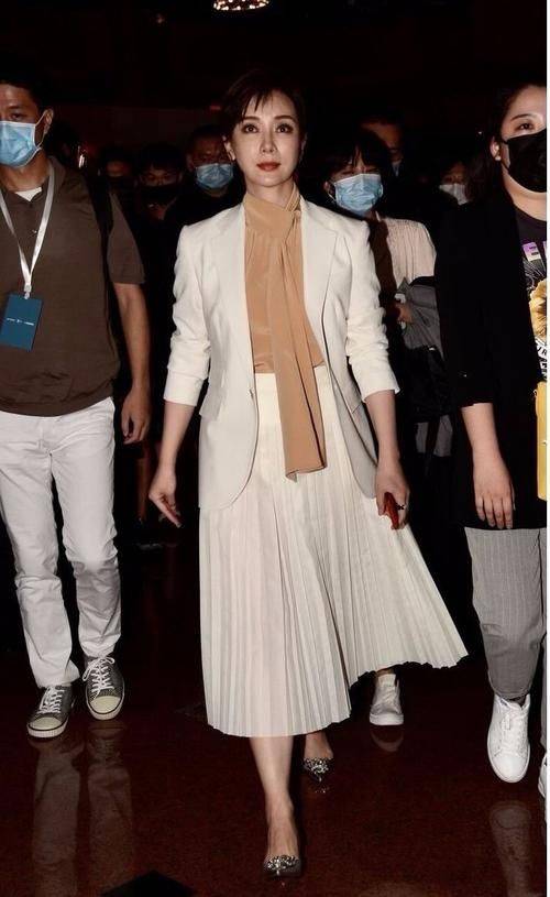 短裙|陈数现身西藏，穿卫衣短裙很嫩，但脸肿胀僵硬连她也老得不真实！