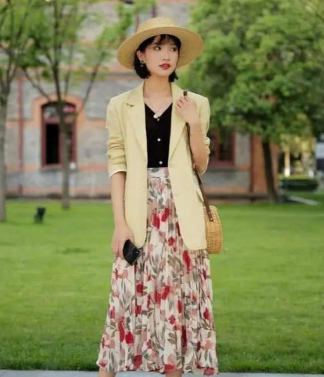 身姿|连衣裙美女街头漫步优雅简约大方气质，尽显女性曼妙好身姿