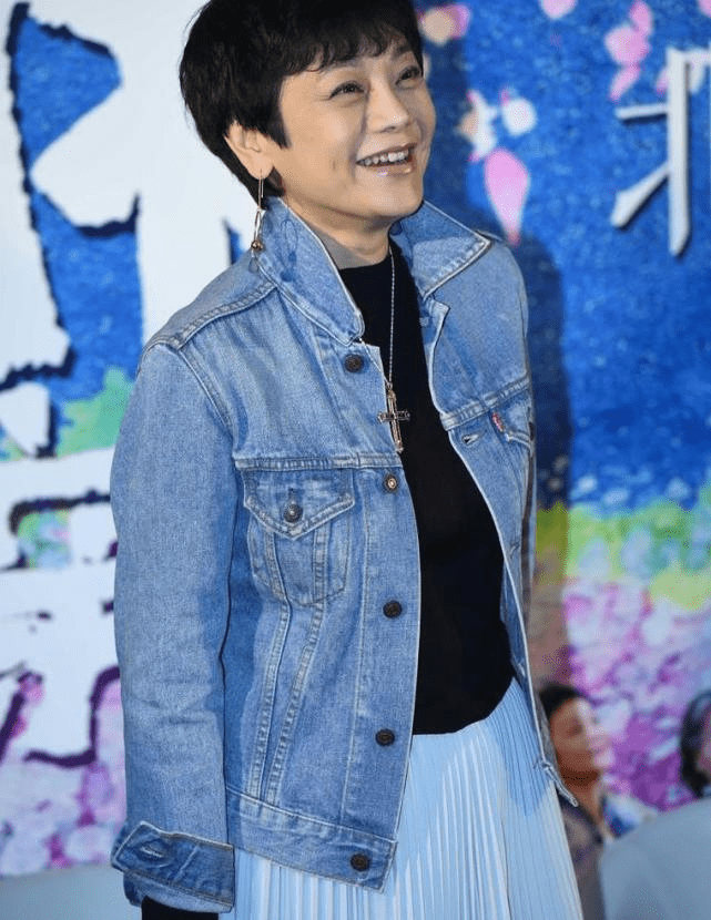 短发|张艾嘉同框刘嘉玲,黄衣配短发老得优雅,这才是奶奶辈该有的样子