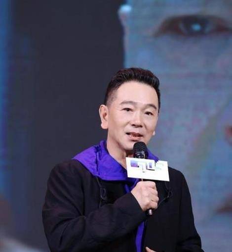 原创著名演员张晨光为了娶她连送4年玫瑰花为生子做试管婴儿