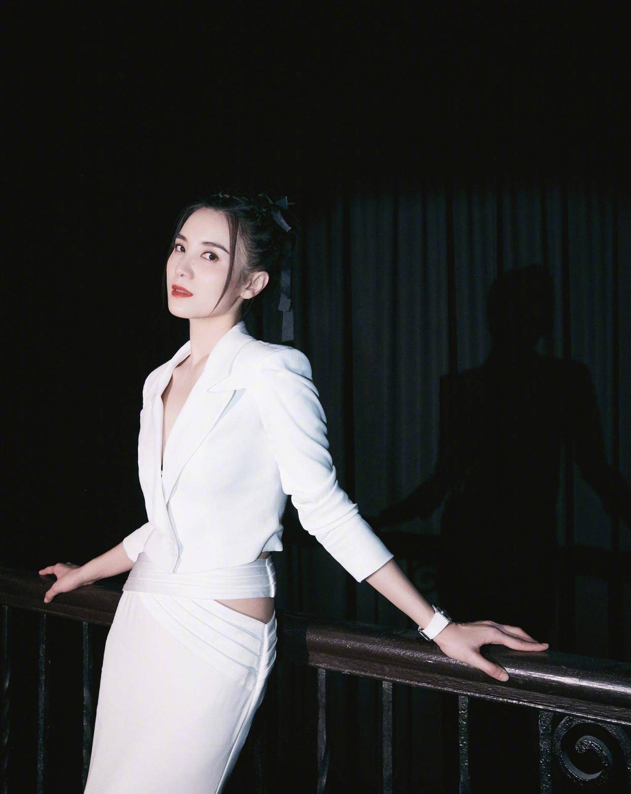 材质|宋佳衣品还是那么好，V领西服配包臀长裙，优雅大方又减龄