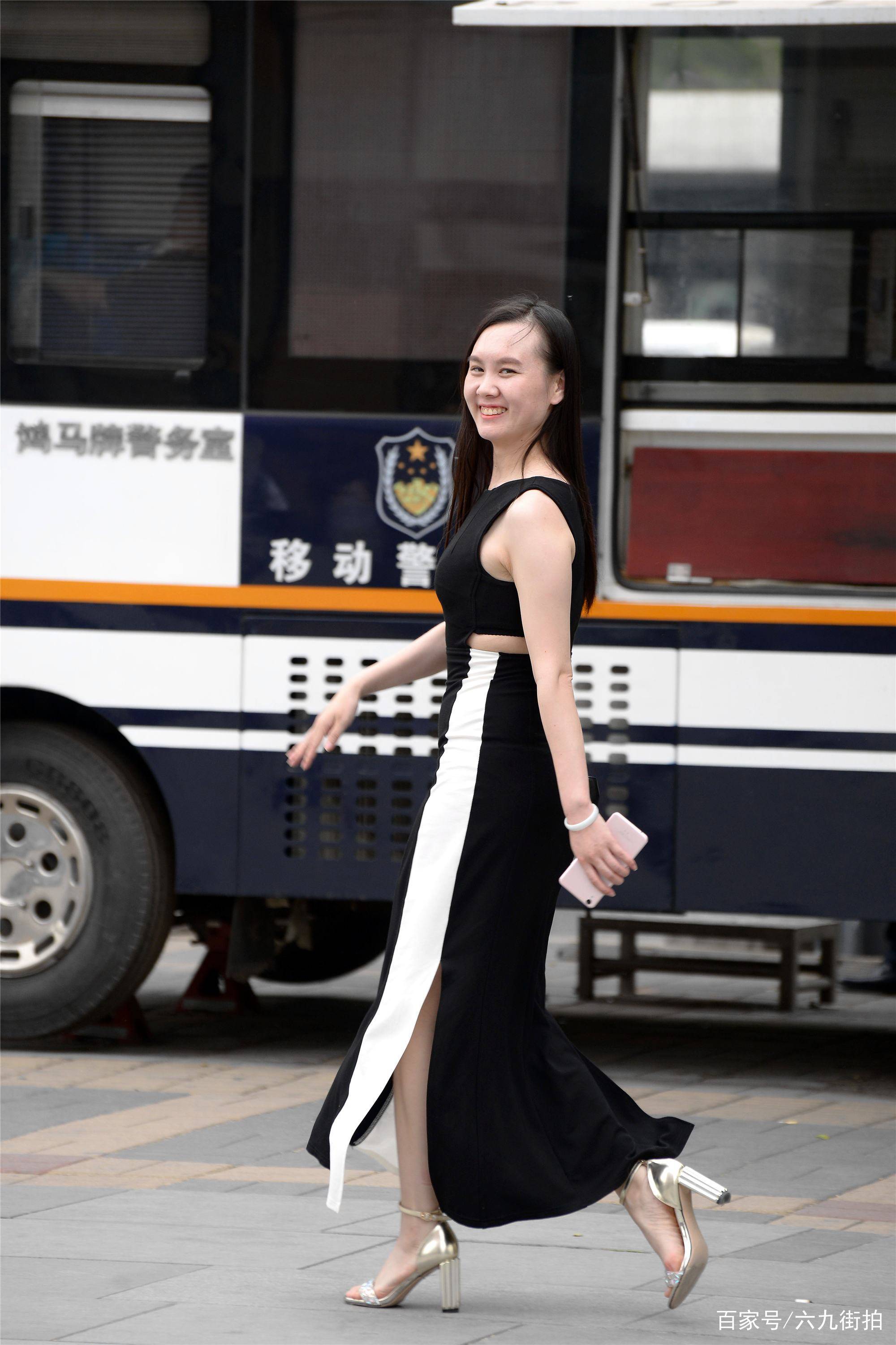 黑色|黑色连衣裙,侧面一条白色装饰,搭配出显身材的效果