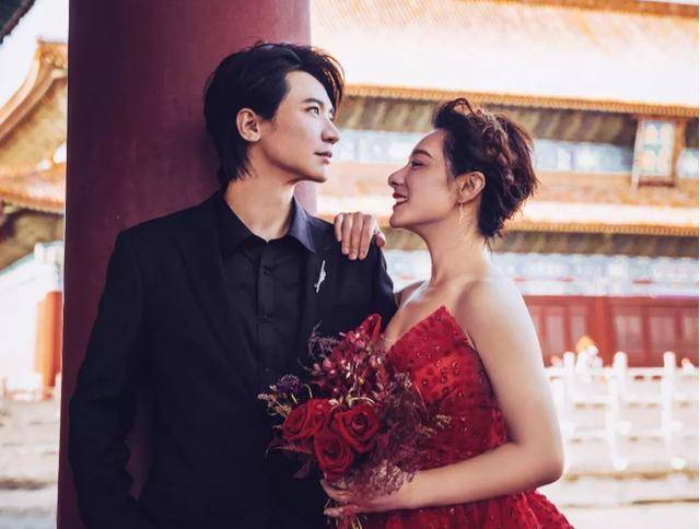 面色|刘璇二胎进入倒计时，着粉嫩碎花裙难掩巨大孕肚，面色红润状态佳