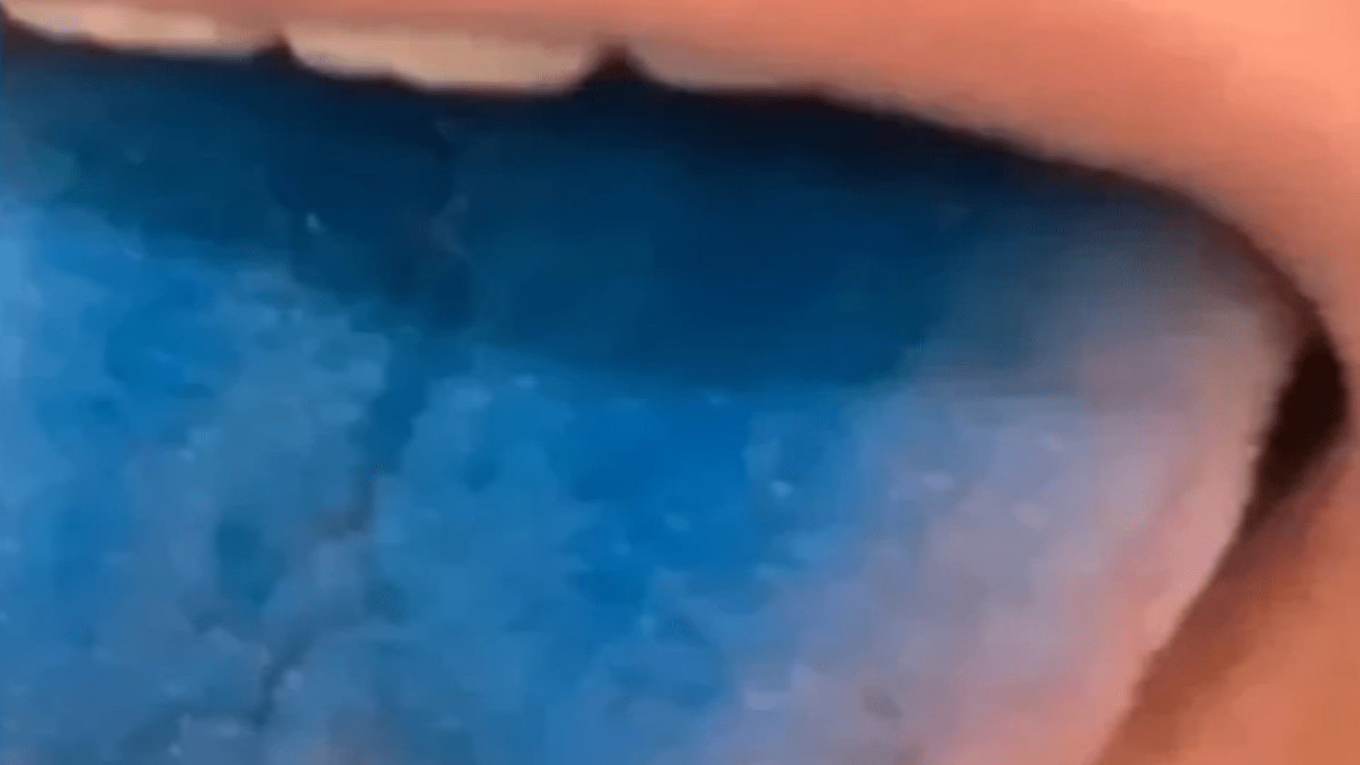 蓝色|网红蛋糕吃完变成“蓝精灵”？被蛋糕染色，质疑色素超标