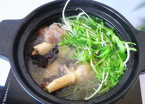 7,最后再放入苦菊,苦菊不要煮时间长了,只要烫一下就好.