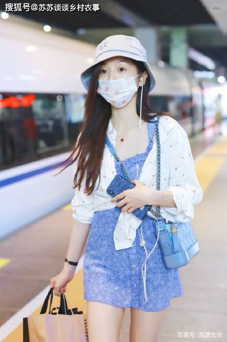 吴宣|这件连衣裙到底有什么魅力？吴宣仪包揽两色，蓝色清新红色甜美