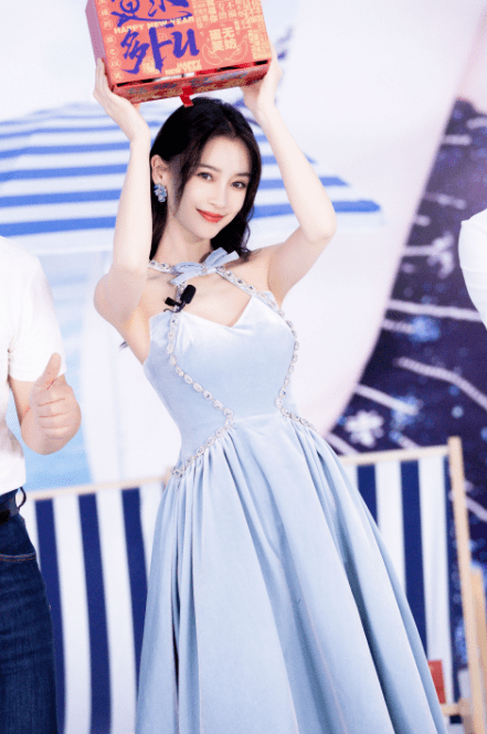 黑色|Angelababy又美出圈，红白条纹上衣配印花短裤清爽舒适，高级洋气