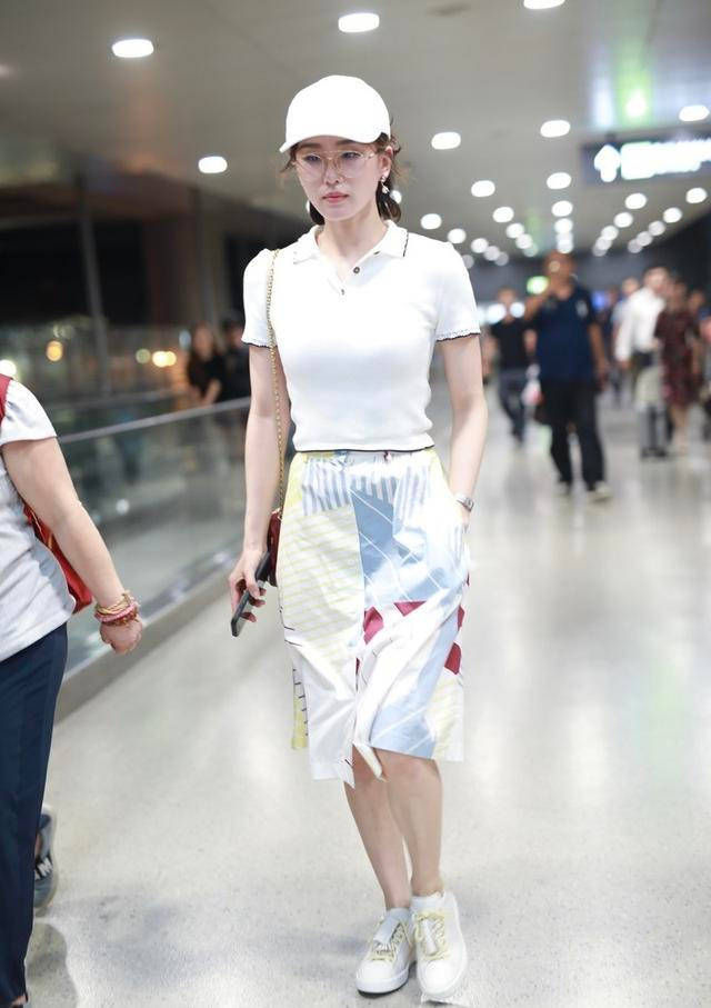颜色|刘诗诗少女感太强了，短款POLO衫精致可爱，配半裙温柔迷人