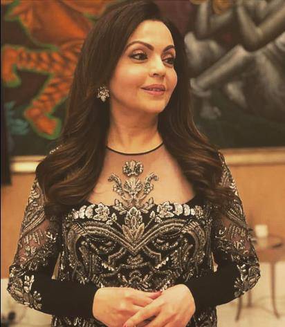 安巴尼夫妇,是首富夫妇,也是不舍女儿出嫁的爸爸妈妈,妮塔激动地留下