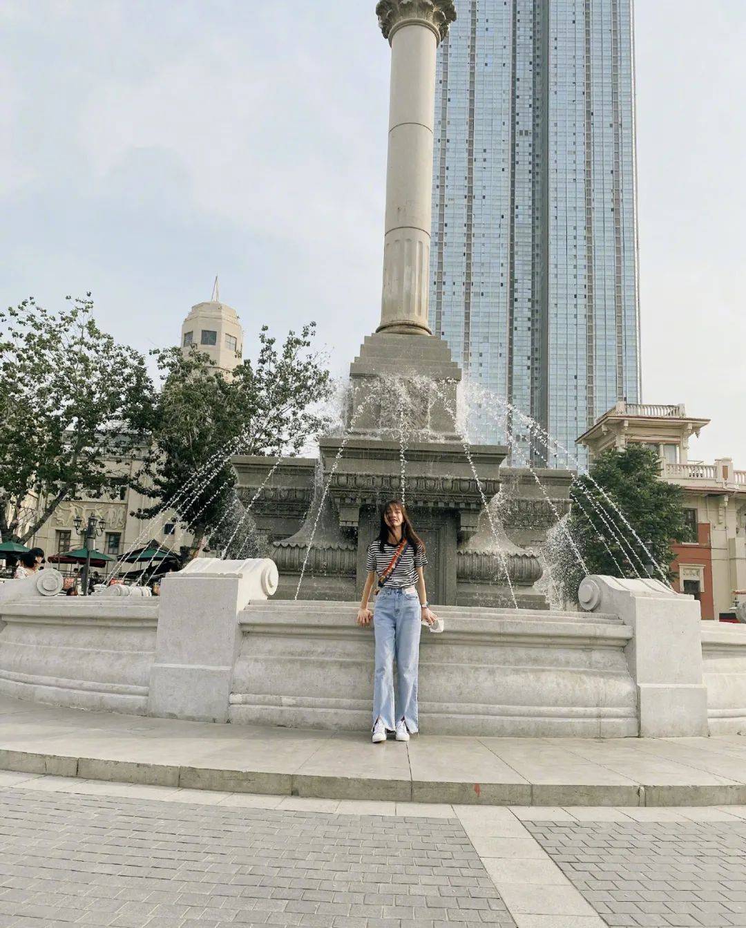 对比|纪姿含的印花连衣裙，粉色做底，红色图案装饰，娇俏又亮眼