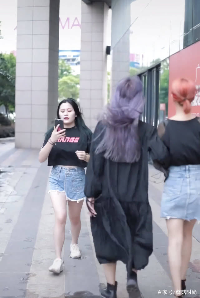短裙|街头火了一种“二分之三裙”，右腿一条裙左腿两条，成炸街必备！