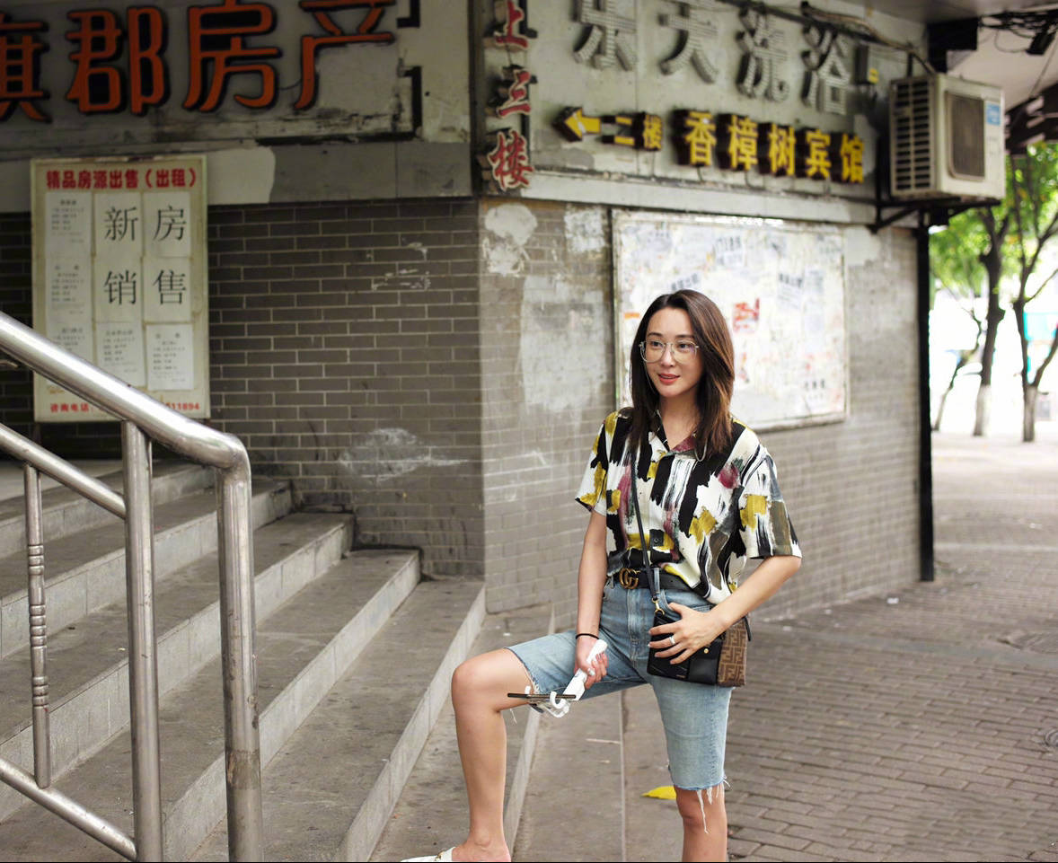 面料|花衬衫有多时髦？周雨彤在卫生间也能拍出时尚大片，复古氛围绝了