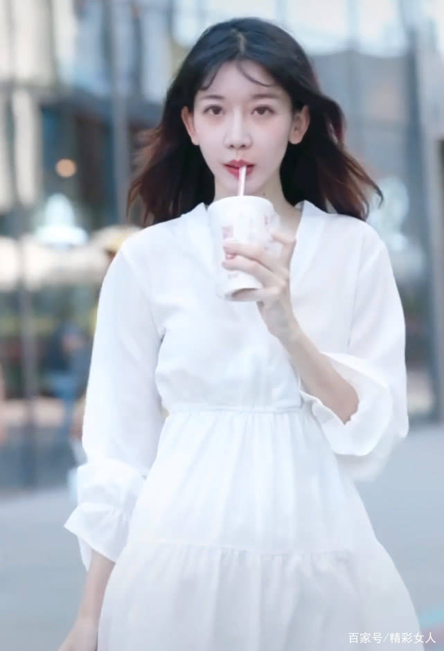 身材|据说穿着白裙子滑滑板的女孩，更容易让男孩子心动，就像她一样
