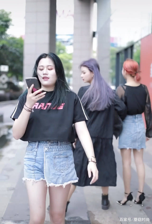 短裙|街头火了一种“二分之三裙”，右腿一条裙左腿两条，成炸街必备！