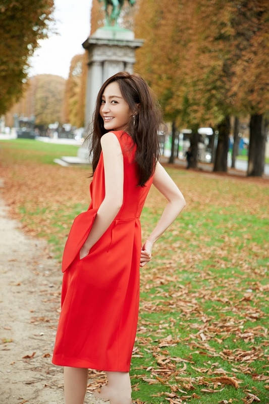 身材|姚笛无戏可拍，秀身材依旧能博眼球，一袭红裙细腰真抢镜