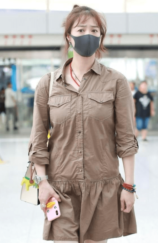 条纹|蒋欣瘦了真敢穿！穿衬衫下摆缝“荷叶边”，“豆腐腿”美成焦点