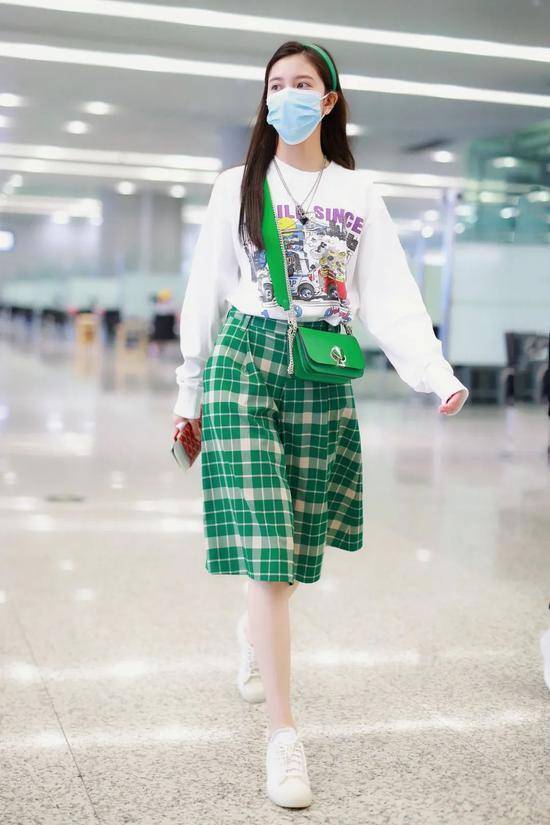 短裙|短裙“失宠”了,今年夏天流行百慕大短裤,郑爽万茜穿上也太A了