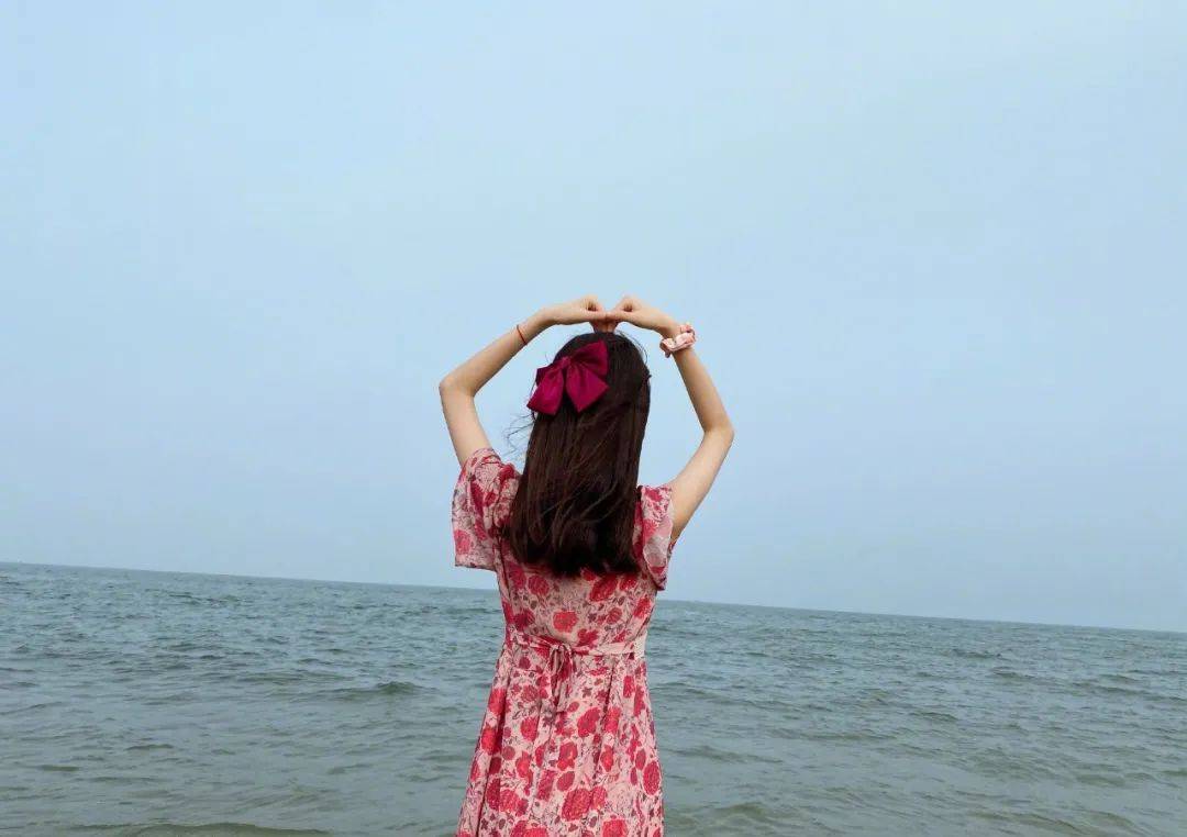 对比|纪姿含的印花连衣裙，粉色做底，红色图案装饰，娇俏又亮眼