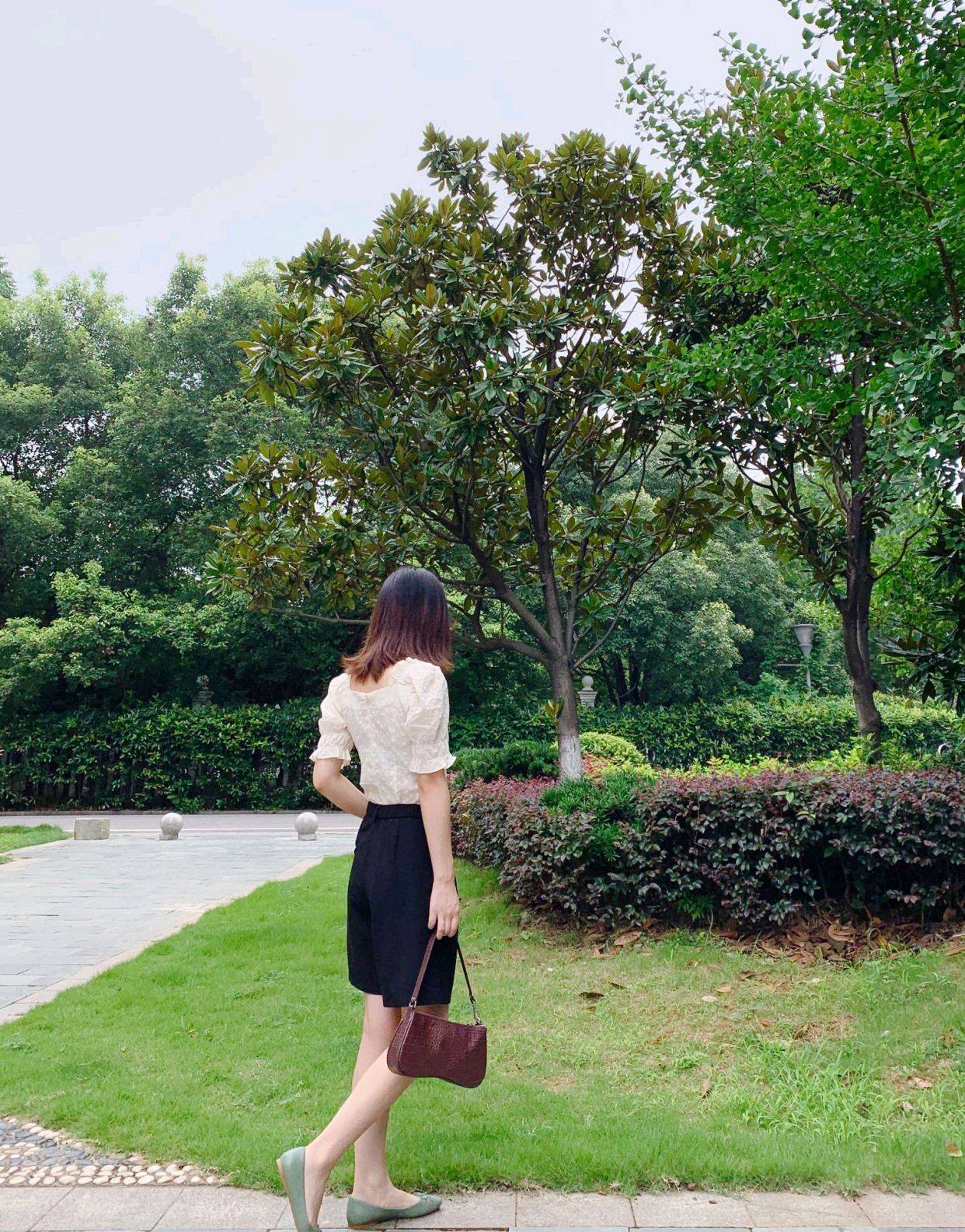 短裙|短裙“失宠”了,今年夏天流行百慕大短裤,郑爽万茜穿上也太A了