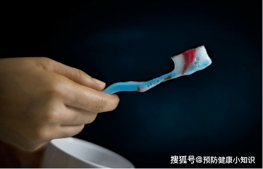 肝脏|喜欢喝酒的人,若身体有2处异常,可能是肝病要来临,不要忽视