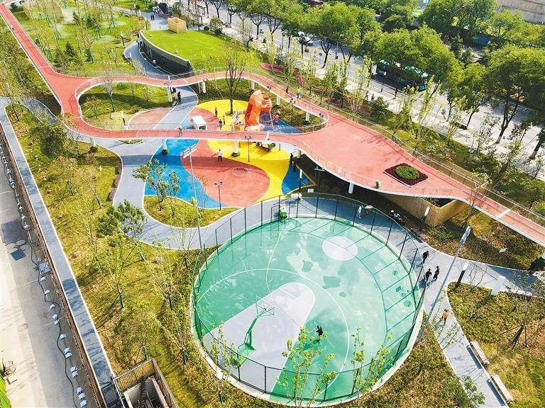 图为新开放的小寨公园内设置有健身运动场所,儿童活动空间等公共服务