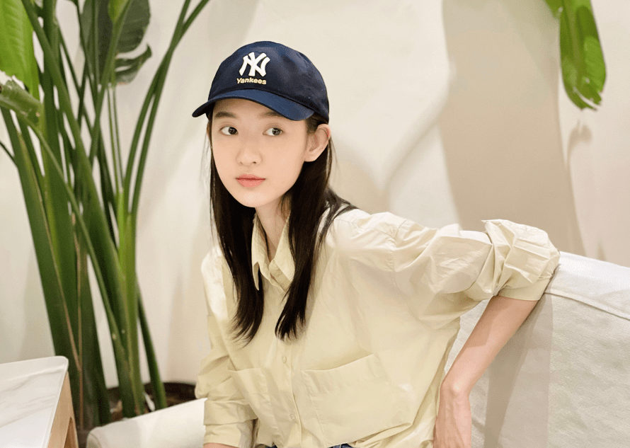 服装|别看王玉雯穿的挺温柔的，但挽着杨玏胳膊的样子，感觉大胆还主动