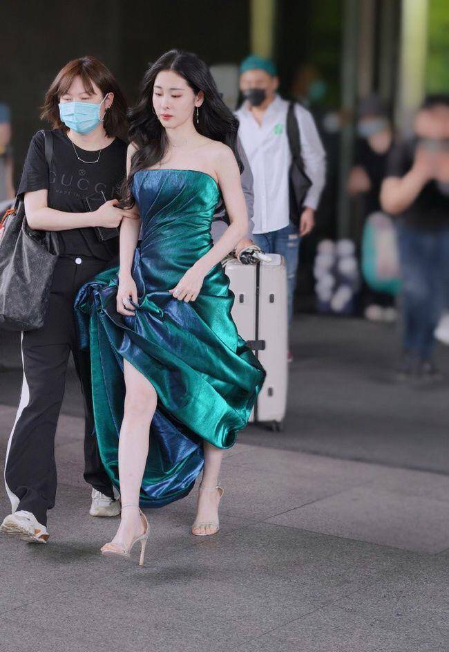 色调|张碧晨身材挺好，穿孔雀绿丝绒抹胸裙配波浪卷，美成小贵妇