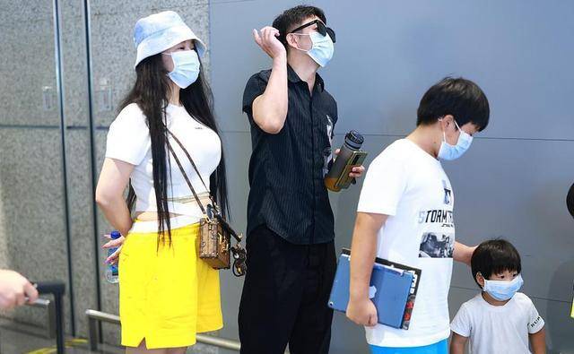 身材|邹市明一家五口走机场，老婆发福硬塞紧身T，疤痕腿比身材还抢镜