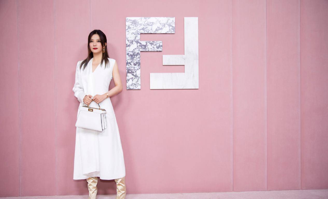 民族|赵薇无惧素颜罕自拍，穿民族风长袖扎马尾，皮肤细腻天然卧蚕好美