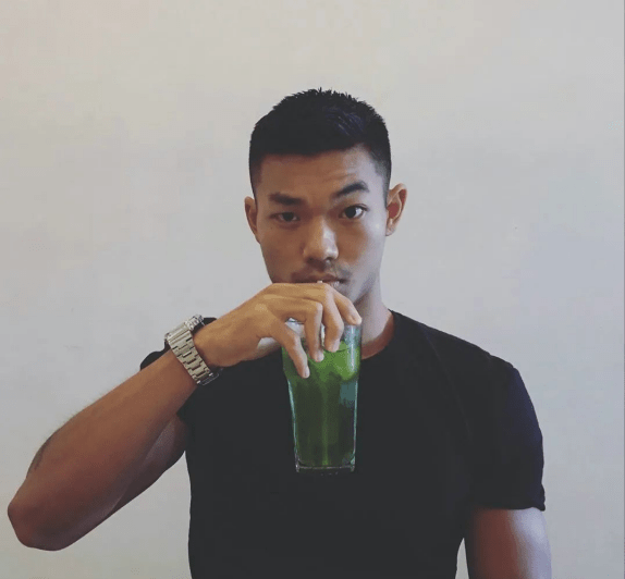 编辑搜图小哥名叫刘康,英文名字是iamliuk,坐标重庆,是个健身达人