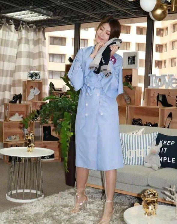 千金|陈慧琳不愧是“富家千金”,穿蓝色风衣配液体靴,高级又洋气