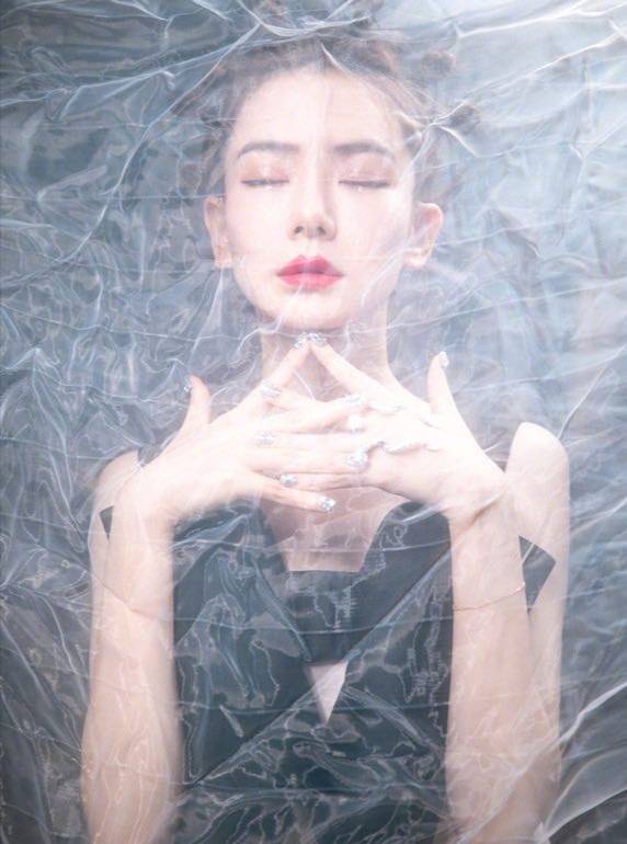 发型|戚薇粉色吊带蓬蓬裙配终极丸子头，减龄造型是要和lucky争可爱？