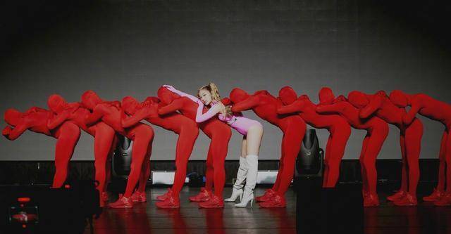 原创鬼鬼吴映洁真放得开穿露胃泳衣跳舞这马蜂臀小个女星少见