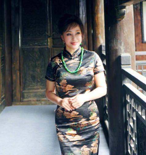 曲线|64岁刘晓庆穿紧身衣秀身材曲线，扭腰摆臀状态年轻