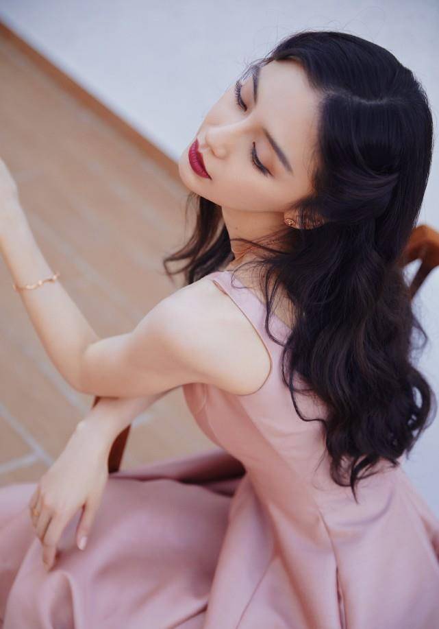 长发|被黄晓明隔空邀请后，baby再度分享美照，身材颜值惹人羡