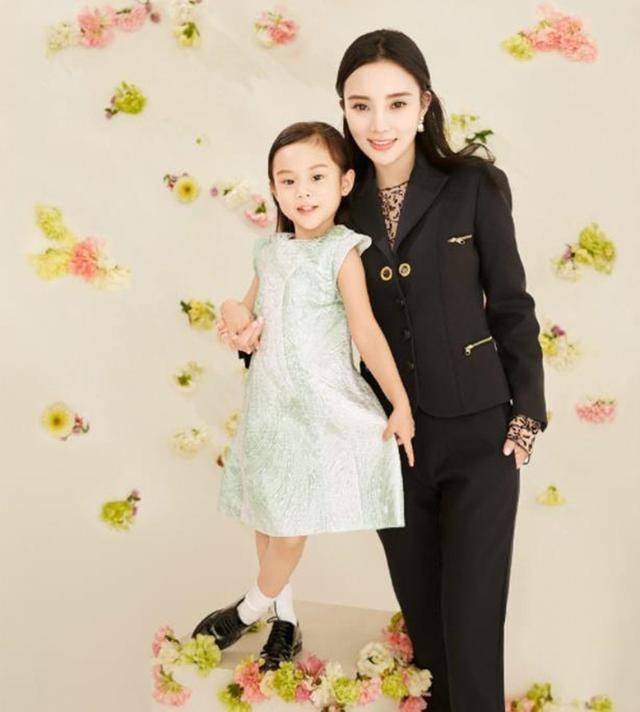 黑色|李小璐和甜馨又穿母女装，同款小黑裙扎丸子头美成姐妹，真不像38