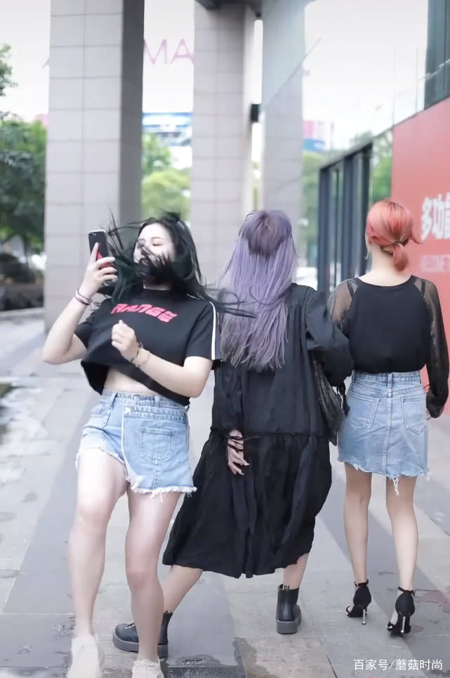 短裙|街头火了一种“二分之三裙”，右腿一条裙左腿两条，成炸街必备！