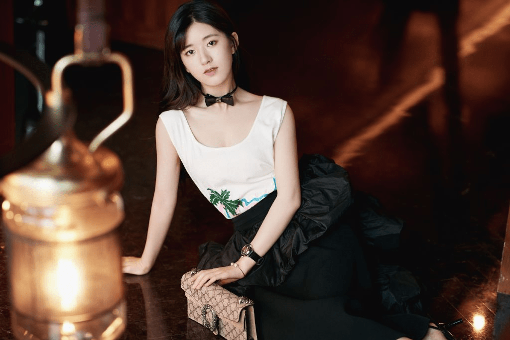 形象|赵露思三里屯生图造型很有优势,人群中真是好小一只,太可爱了