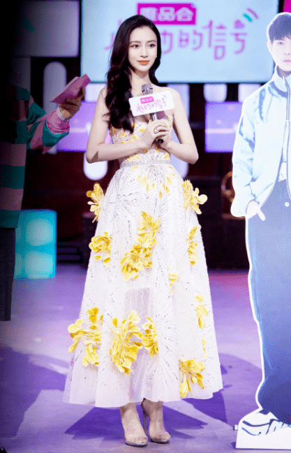 黑色|Angelababy又美出圈，红白条纹上衣配印花短裤清爽舒适，高级洋气