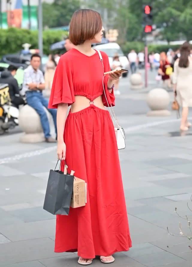 身材|街头出现一款裙子,当看见姑娘穿后秀出“蝴蝶腰”,绝对要火了!