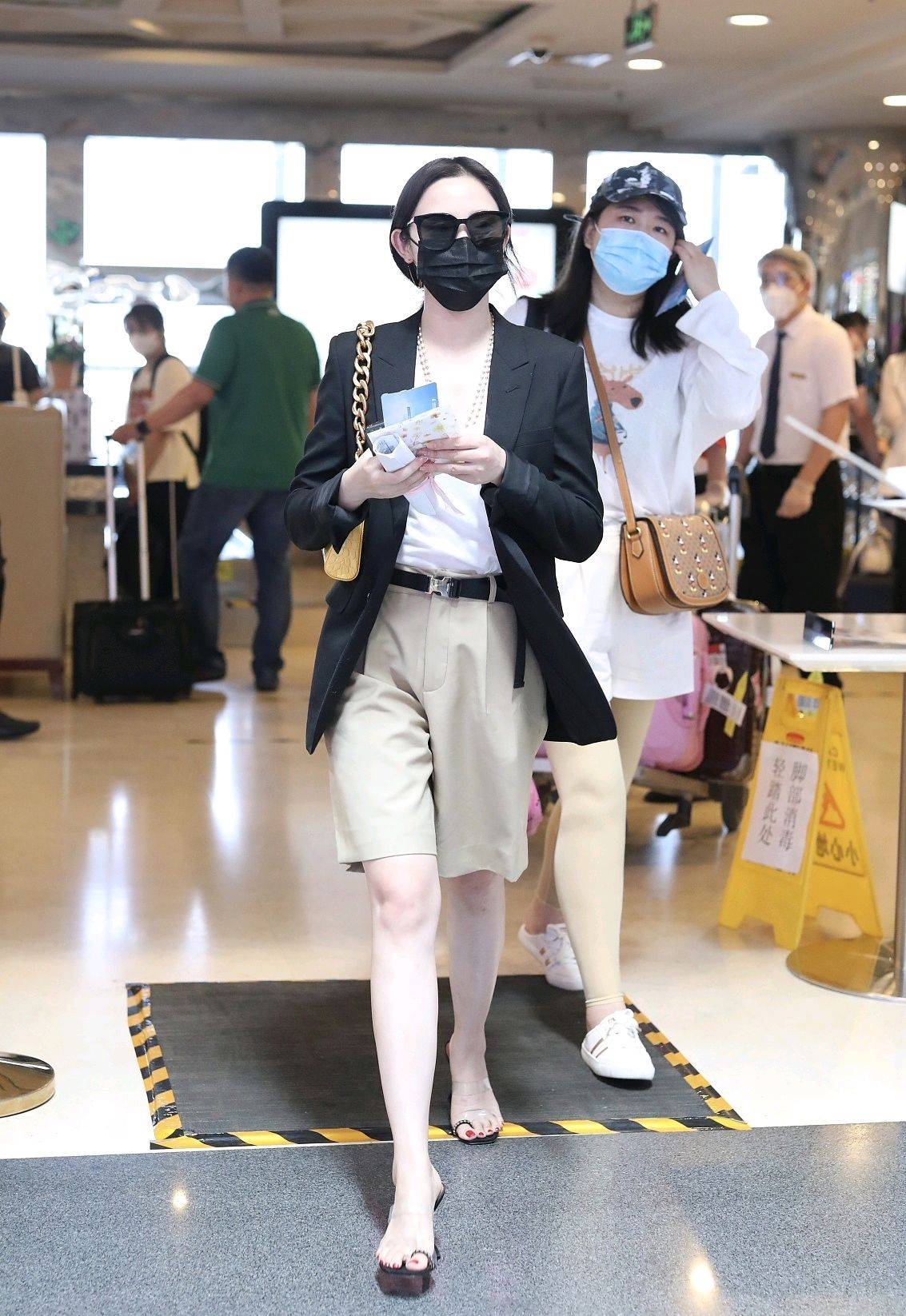 短裙|短裙“失宠”了,今年夏天流行百慕大短裤,郑爽万茜穿上也太A了