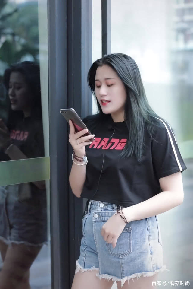 短裙|街头火了一种“二分之三裙”，右腿一条裙左腿两条，成炸街必备！