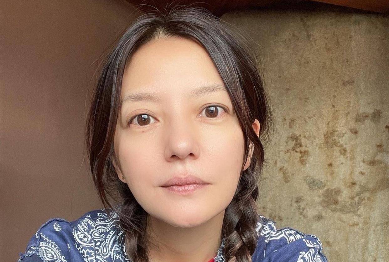 民族|赵薇无惧素颜罕自拍，穿民族风长袖扎马尾，皮肤细腻天然卧蚕好美