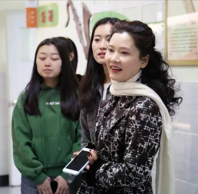 到达|连何赛飞也不真实，58岁的脸又白又没皱纹，但美颜了也难掩老态！