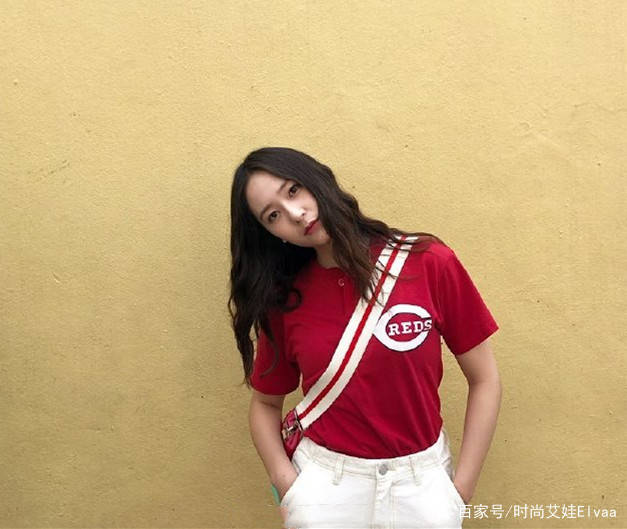 牛油果|郑秀晶瘦了就任性,穿牛油果色短裙秀小细腿,高冷脸竟然还会笑了